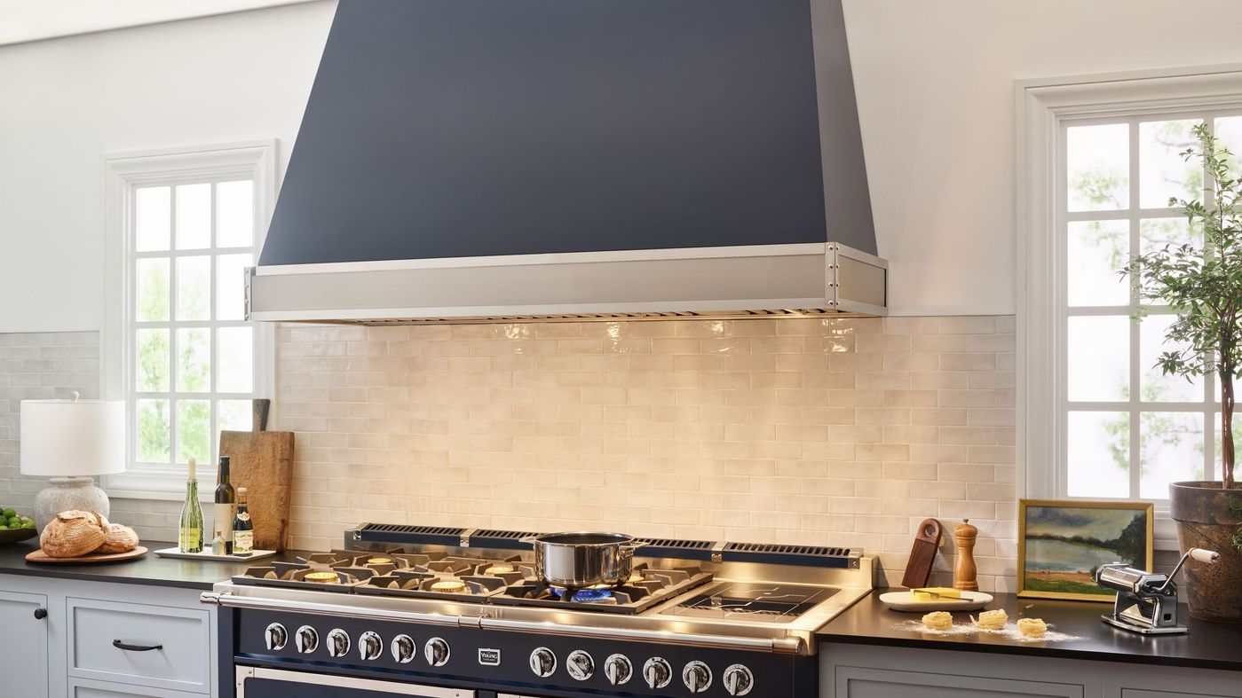Viking_INSTL_ItalianFarmhouse_TVWH6642SB_TuscanyHood_66_SlateBlue_HoodLights_2269110421