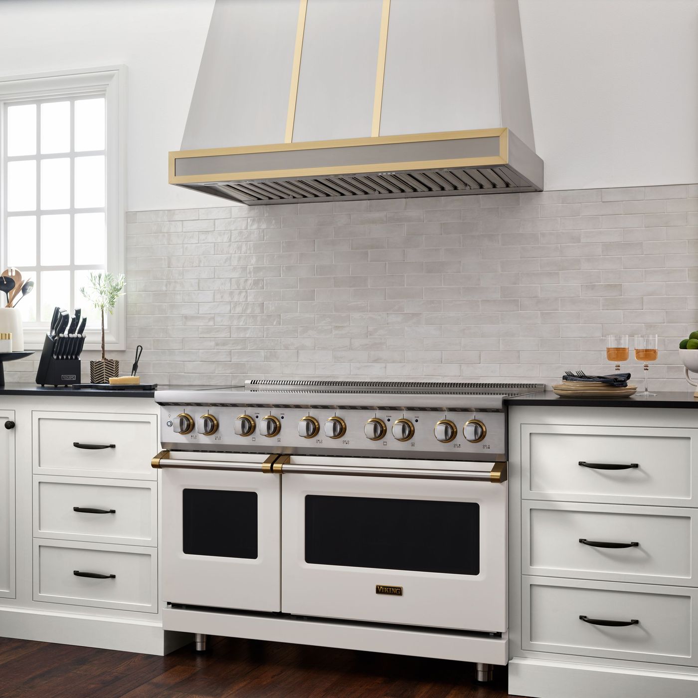 Viking_INSTLWhiteFarmhouse_VIR54836BPWBB_InductionRange_48_PureWhiteBrass_2278111114