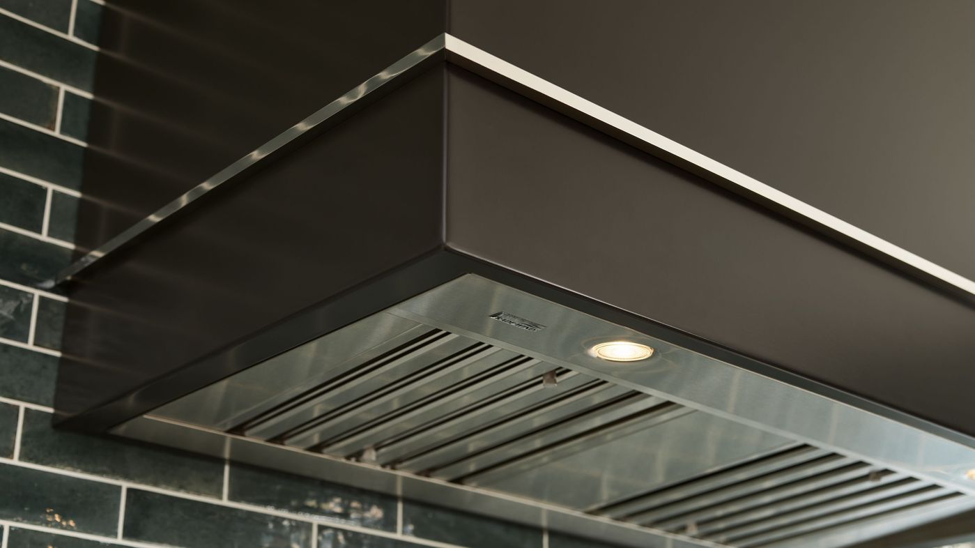LaCornue_INSTL_EnglishGreenKitchen_CH4442LGEMBLPC_Loge44_221711104452_rt