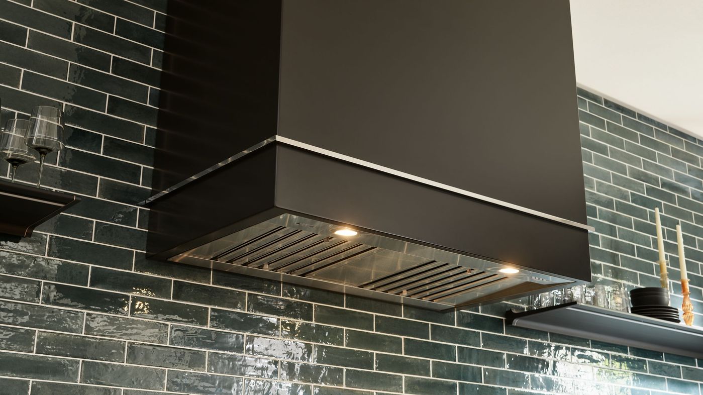 LaCornue_INSTL_EnglishGreenKitchen_CH4442LGEMBLPC_Loge44_221710104445_rt