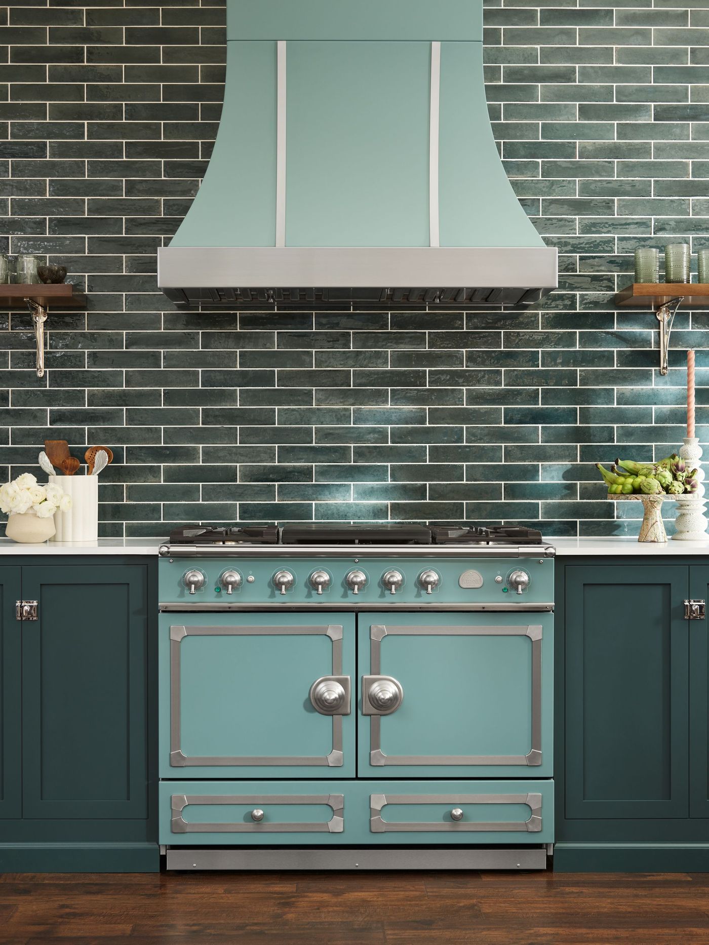 LaCornue_INSTL_EnglishGreenKitchen_C1ON_CornufeDF110_223105105104_rt